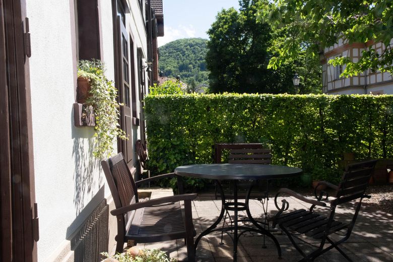 Sitzplatz vor dem Haus