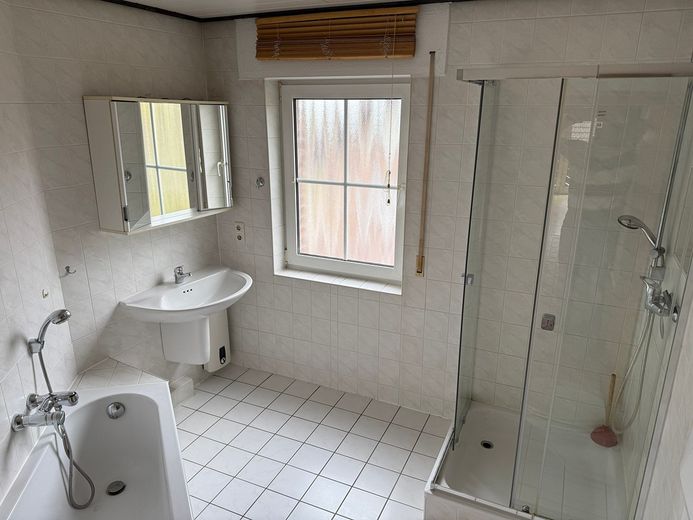 Gepflegtes Zweifamilienhaus mit freier Dachgeschosswohnung, großem Südgarten und Garage – Foto 23