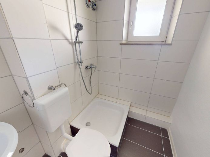 Zomer, zon, besparen: 2 netto koude huren cadeau! 2-kamerappartement met BALKON op loopafstand van de oever van de Main – Ansicht I: Bad