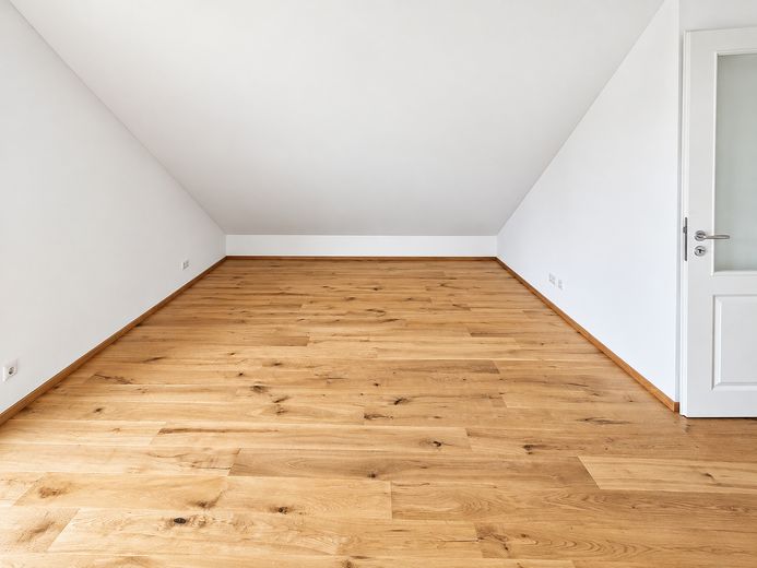 Schöne DG-Wohnung mit Einbauküche im Herzen Haar's – Wohnzimmer Bereich Couch