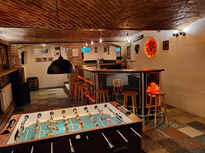 Zimmer für Studenten nahe TU Braunschweig; ca. 25m²; eigenes Bad – Kellerbar
