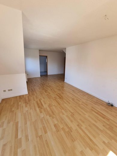3-room maisonette apartment in Schwalbenweg/ Welsleben – Wohnzimmer