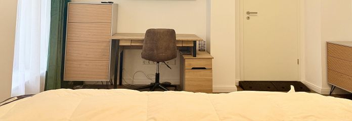 Schlafzimmer mit Arbeitsplatz