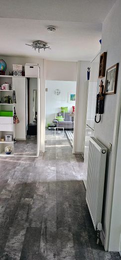 Zentrumsnahe, hochwertige, helle und ruhige 2 Zimmer Penthouse - Wohnung mit Aufzug – Flur zum Wohnzimmer