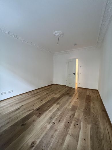 Piso de época reformado con materiales de alta calidad, a estrenar, con balcón y plaza de aparcamiento – Schlaf-/Wohnzimmer