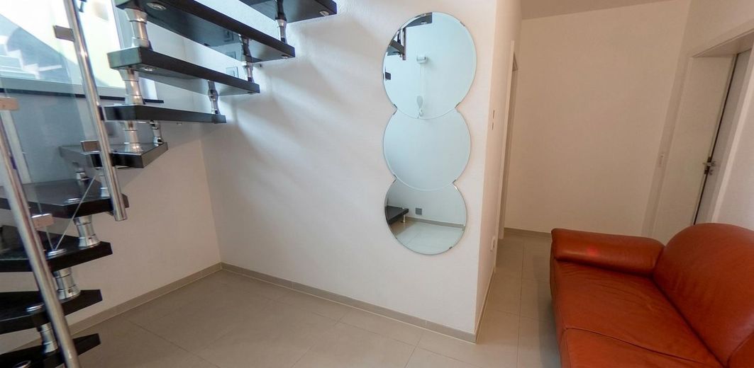 Moderne Luxusvilla: 432 m² Wohnfläche, PV-Anlage, Wärmepumpe & Sauna – Moderne Spindeltreppe