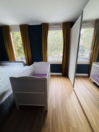 Doppelhaushälfte mit Dachterrasse, Keller, Sauna und Whirlpool, EBK, Photovoltaik, grüner Garten – Schlafzimmer 1. Stock