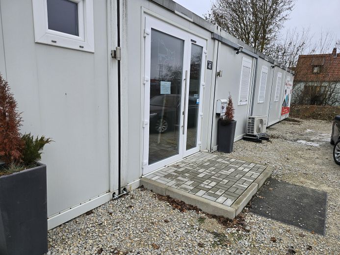 Außenansicht vorne mit Eingang