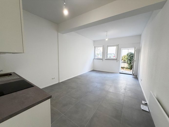 Neues 1-Zimmer-Apartment | Hochwertiges Bad & inkl. Küche | Ab 01.11.26 | Zentral in Bad Cannstatt – Wohnraum