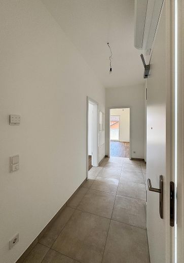 Prima locazione: moderno appartamento mansardato di 4 locali con balcone a ovest e aria condizionata a Anzing - WE07 – Flur klimatisiert