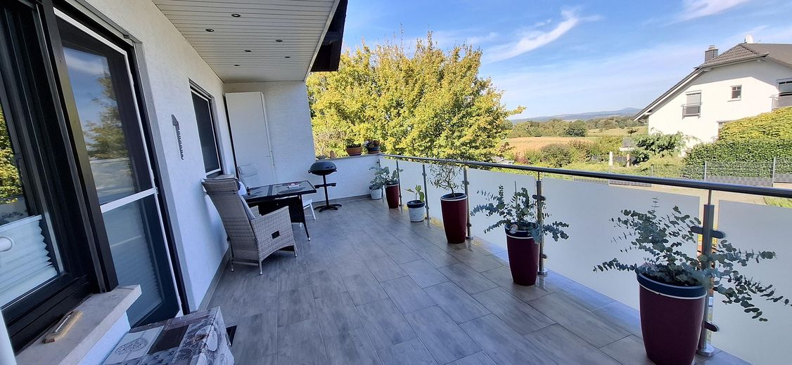 Zweifamilienhaus plus Appartement - Provisionsfrei – Balkon Erdgeschoss