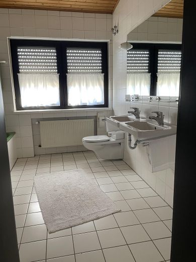 Villetta a schiera centrale ben tenuta con garage in posizione privilegiata – WC und Waschbecken