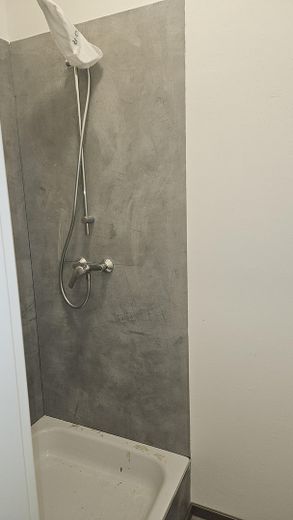 Halle commerciale neuve avec surface de bureaux dans un emplacement central idéal – Dusche
