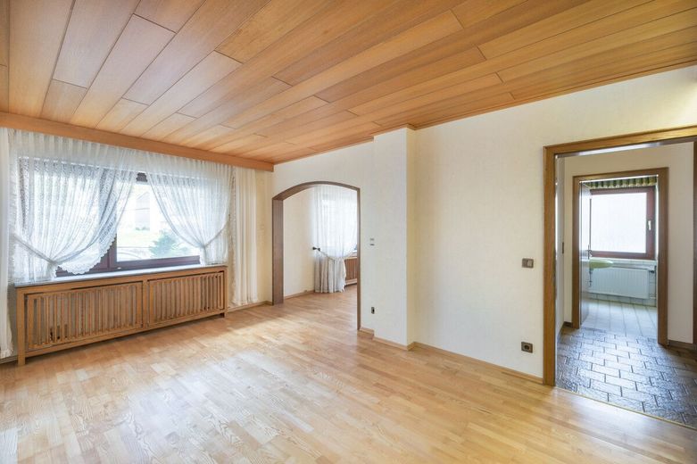 Großes Wohnhaus mit Garage, Garten und Zugang zum Fockenbach: Viel Raum für Ideen in Niederbreitbach – Wohnzimmer EG