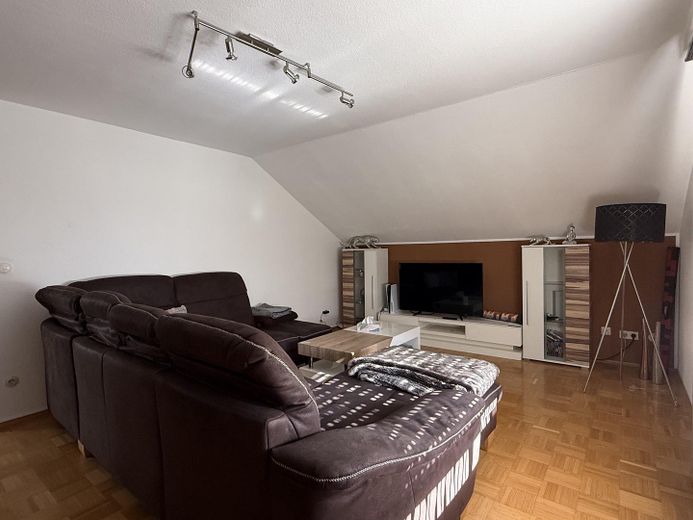 Moderne 2-Zimmer-Dachgeschosswohnung in zentraler Lage von Lohr am Main – Wohnzimmer