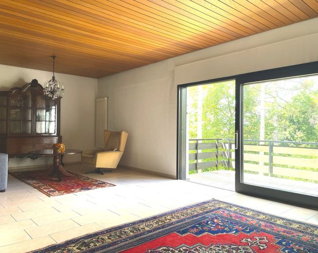 Naturnah: Besonderes 1-2 Familienhaus in Aussichtslage – Wohnzimmer