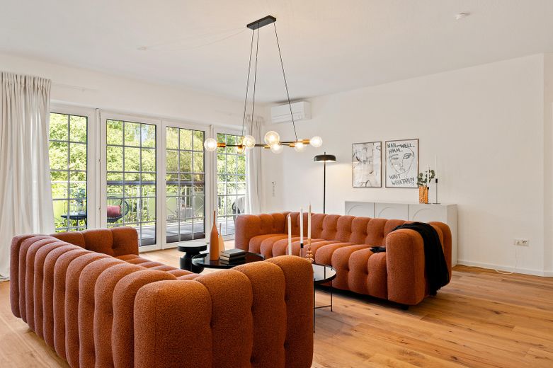 Provisionsfrei & sofort bezugsfertig: 4-Zi-Wohlfühloase mit 86 m² Sonnenterrasse – Wohnzimmer 