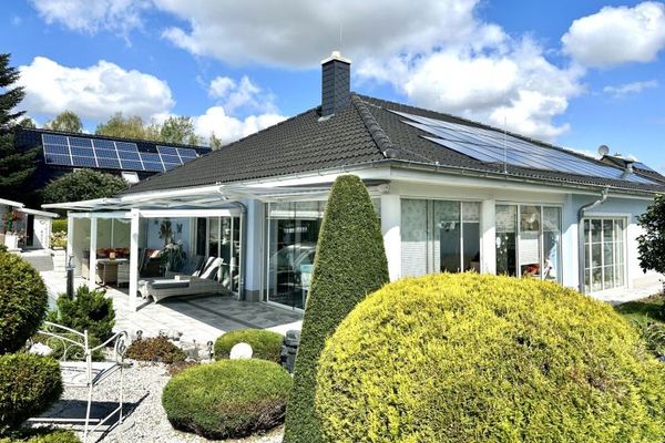 Exklusives EFH im Bungalowstil, mit Pool, Wärmepumpen, Doppelgarage, Carport + stilvollem Grundstück