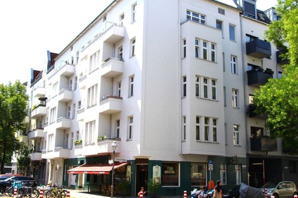कोने पर U-Bahn:
शांत गार्डन-विंग अपार्टमेंट बालकनी सहित – सिंगल, यात्रियों और निवेशकों के लिए आदर्श