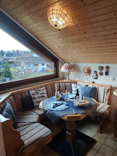 HAUS-SCHLUCHSEEBLICK: 3 Ferienwohnungen mit "Classic-Car-Ambiente" in Premiumlage (€ 1,1 Mio. +Inv.) – OG Wohnun Eckbank mit Esstisch