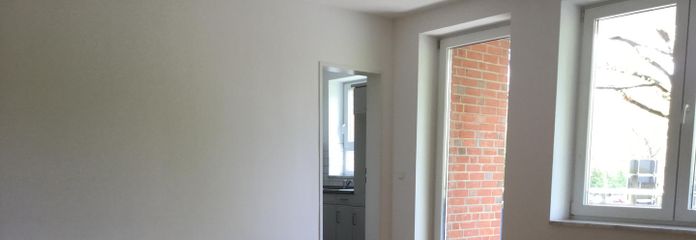 Wohnzimmer mit Balkonaustritt