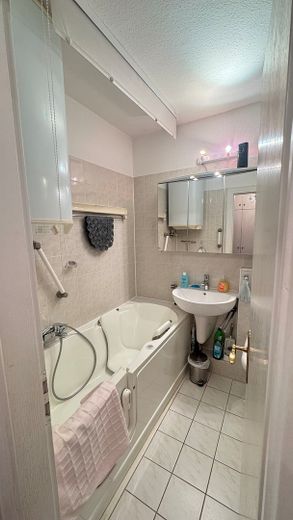 2-Zimmer Wohnung mit Balkon und Außenstellplatz – Barrierearme Badwanne