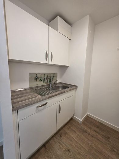Schöner Wohnen, provisionsfreie/möblierte 1,5 Z-Whg.,2.OG, Lift, TG, 10 Min. U3, 5 % Rendite möglich – Küche
