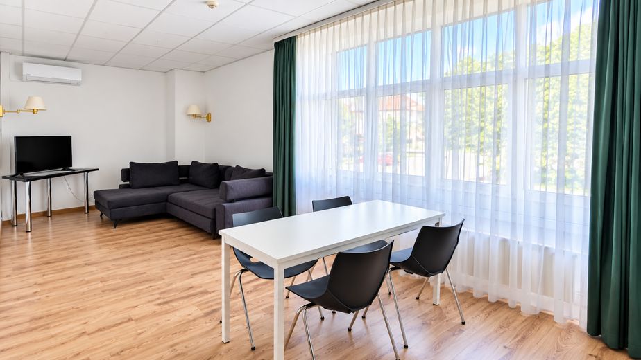 TOP 1R=34m², 2R= 7m², 3 R= 114m² umeblowane apartamenty, również do wynajmu krótkoterminowego – Wohnzimmer Appartement 2