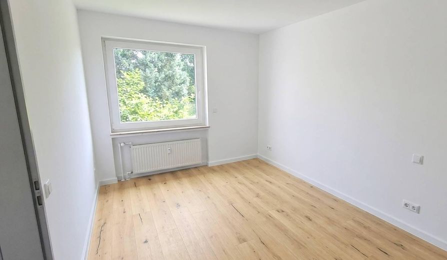 Sanierte 2-Zimmer Wohnung; Loggia mit Blick ins Grüne, ruhig gelegen, 1km bis Stadtzentrum – Schlafzimmer