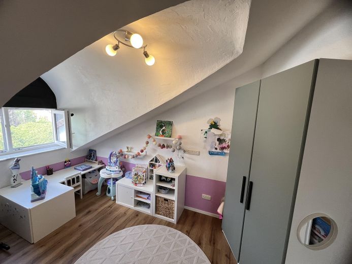 شقة فسيحة من 4 غرف بارتفاع سقف يزيد على 3 م، وشرفتين وموقفي سيارات – Kinderzimmer Ansicht 2