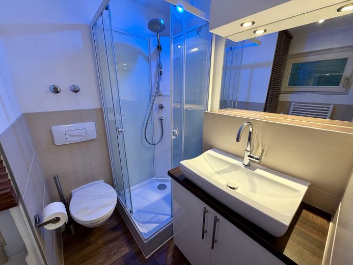 Piso split-level de alta calidad con carácter de casa en una ubicación privilegiada de Junkersdorf – Bad 2 UG