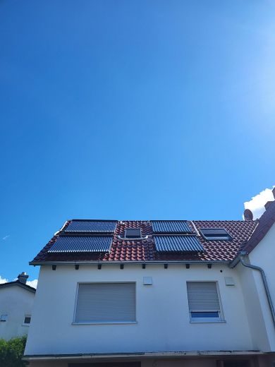 Casa unifamiliar completamente renovada con amplio jardín en una ubicación tranquila y bien comunicada – Technik - Solarthermie