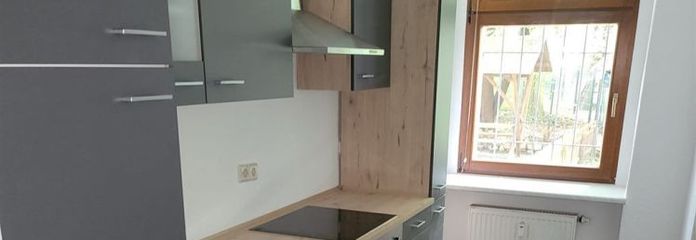 Großzügige und neu renovierte 2-Zimmer mit EBK & Laminat im Zentrum!