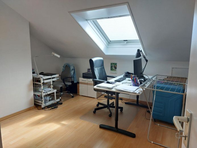 Dicht bij de stad, maar toch midden in het groen: lichte, rustige 3-kamerwoning – Arbeitszimmer