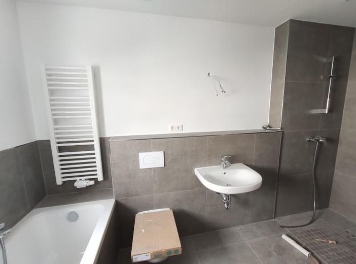 Reihenmittelhaus mit Garten, Garage und zusätzlichem Stellplatz – Bad mit Badewanne und Dusche Bild 2