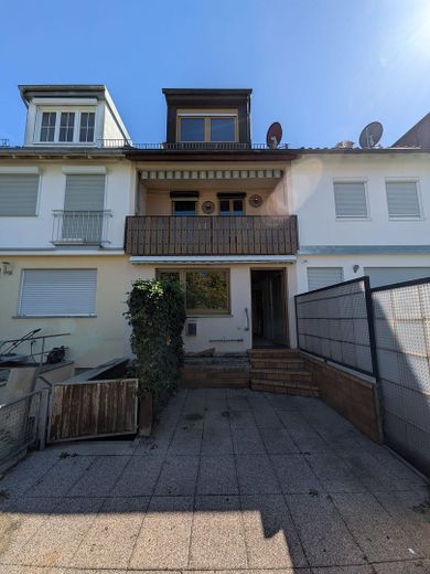 Maison mitoyenne intermédiaire à rénover dans un quartier calme – Sans commission ! – Terasse
