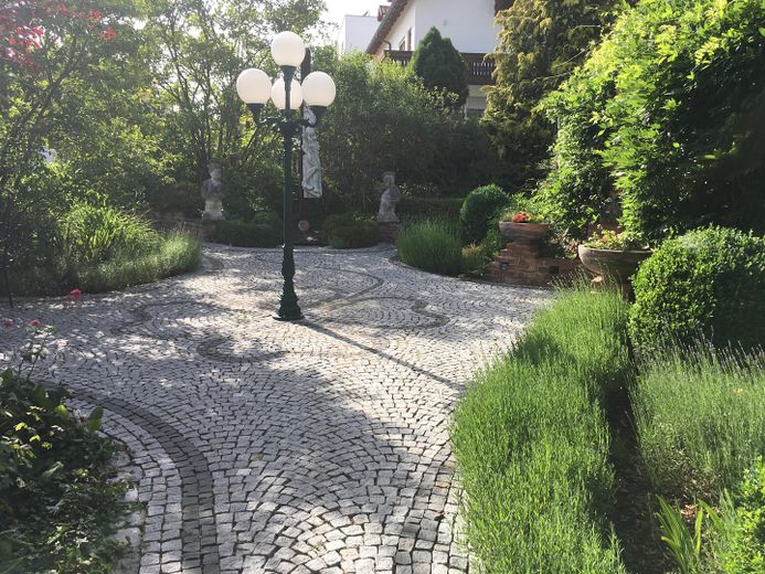 Am Waldrand gelegenes Einfamilienhaus mit ELW und parkähnlichem Garten – Heiliger Platz