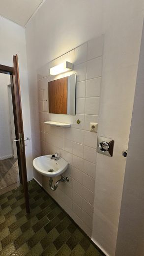 Helle Ladenfläche / Büro mit Schaufenster · 65 m² · direkt am Bahnhof Bad Bevensen · provisionsfrei – Waschbecken