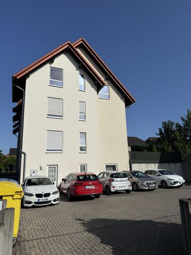 Helle 3-Zimmer-Erdgeschosswohnung mit Terrasse – Frontansicht