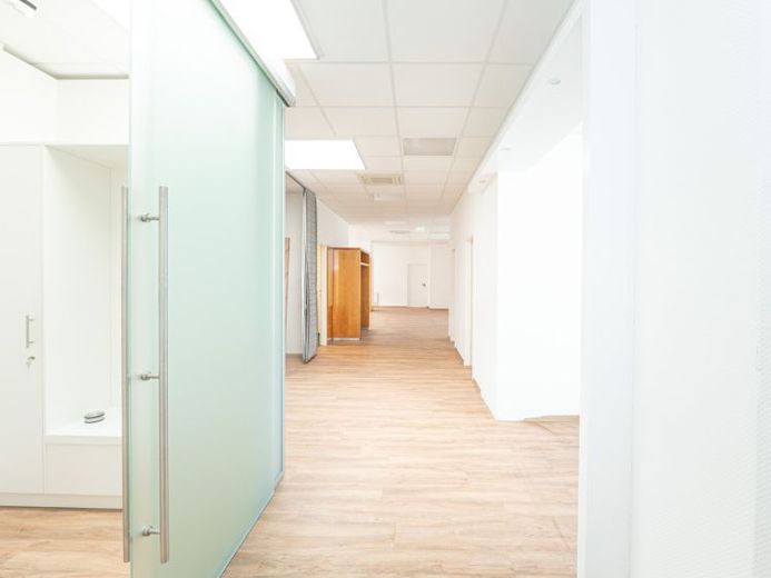 Central. Flexible. Representativa. – ¡aprox. 240 m² de superficie comercial en Stade! – Foto 1