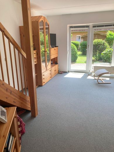 Gepflegtes Reihenhaus in ruhiger Lage zu vermieten – Wohnzimmer (inzw. Laminat)
