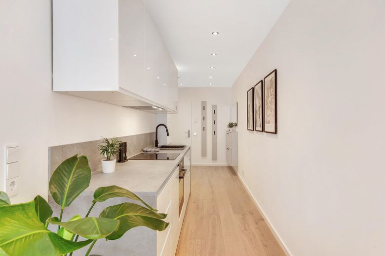 Erstbezug nach Kernsanierung: Exklusive Designerwohnung mit EBK, Balkon & TG-Stellplatz – Küche