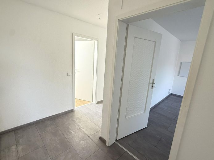 Frisch sanierte 2 Zimmer DG-Wohnung mit Einbauküche und Vorratsraum an der schönen Nordbahntrasse – Flur