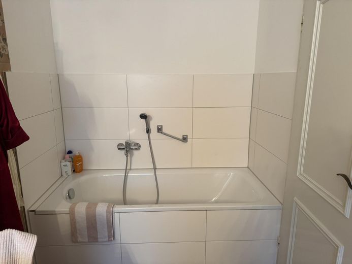 Beaucoup d’espace pour vos projets et rêves, spacieuse maison individuelle avec appartement indépendant à Cologne-Hahnwald – Badezimmer mit Wanne