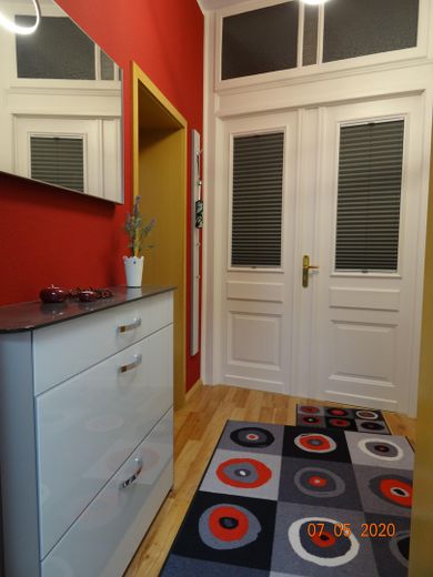 Ihr Zuhause auf Zeit: Helle 2-Zi.-Wohnung mit hochwertiger Ausstattung & Balkon – Flur Richtung Eingangstür