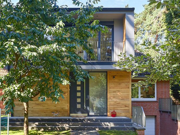 Ampliada en 2026: casa familiar de 298 m² en una parcela de 1.786 m² en Hamburg-Rissen | sin comisión – Titel - Haus von vorne