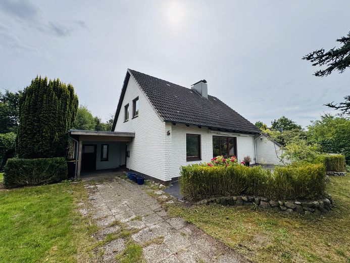 Freistehendes EFH mit Anliegerapartment auf 980 m2 Grund, Schleswig_Neustadt – Einfahrt