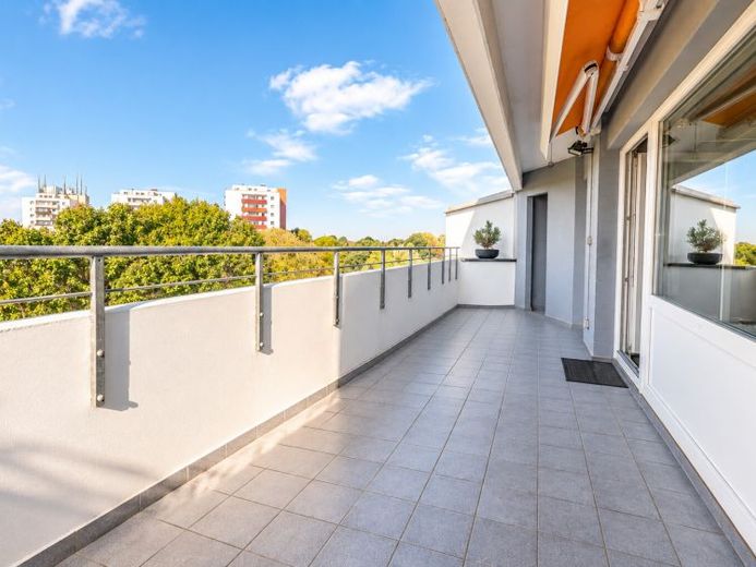 Renovierte 2-Zimmer-Wohnung mit großem Balkon, Garage & Fahrstuhl in Buxtehude – Foto 1