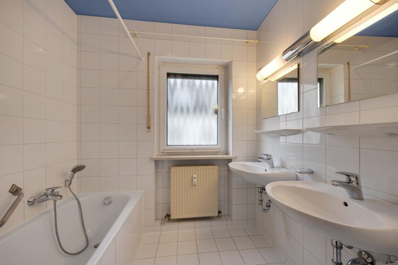 İki yaşam katına sahip 99 m² dubleks daire ve tek araçlık garaj – Badezimmer