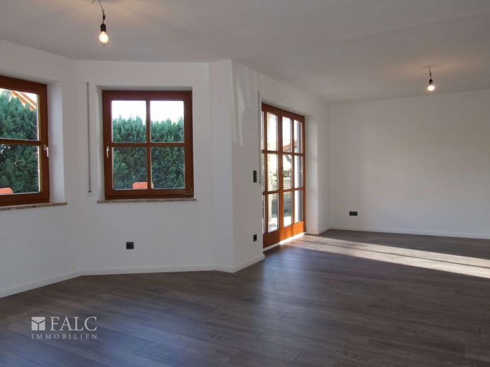 Einfach Mehr: Großzügige 4-Zimmer-Wohnung über 2 Ebenen | 217 m² Wfl | Einliegerwohnung - Tegernheim – EG: Wohnen mit Zugang Terrasse